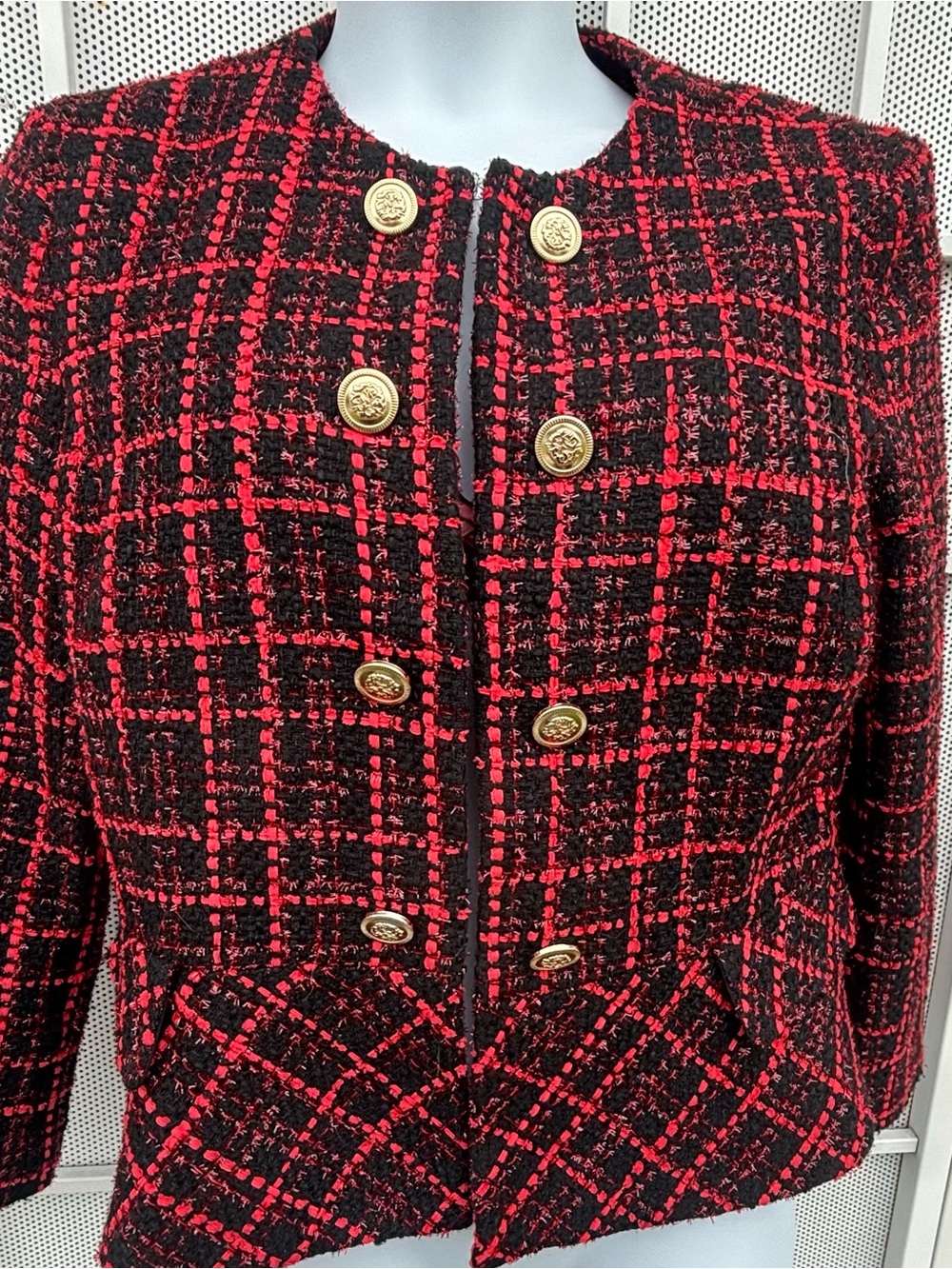 Tahari women 16P lined tweed blazer with 8 good buttons red & black long sleeve